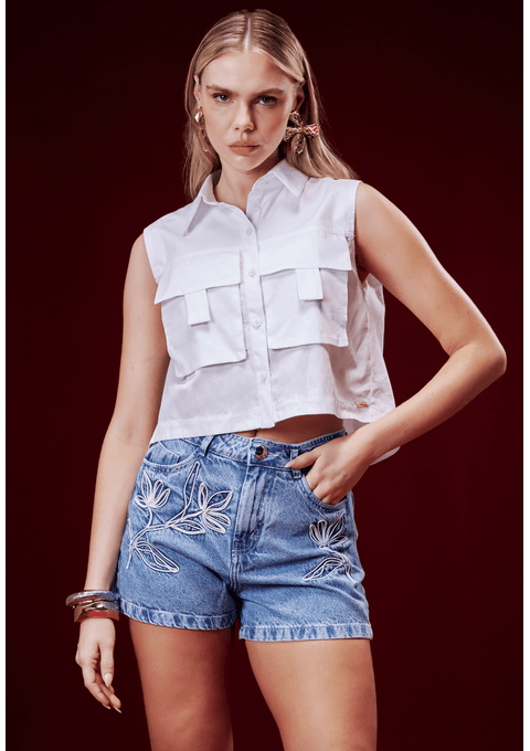 Shorts Jeans Solto com Cintura Alta e Bordados Florais