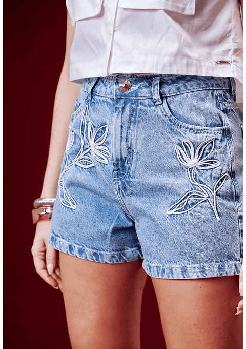 Shorts Jeans Solto com Cintura Alta e Bordados Florais