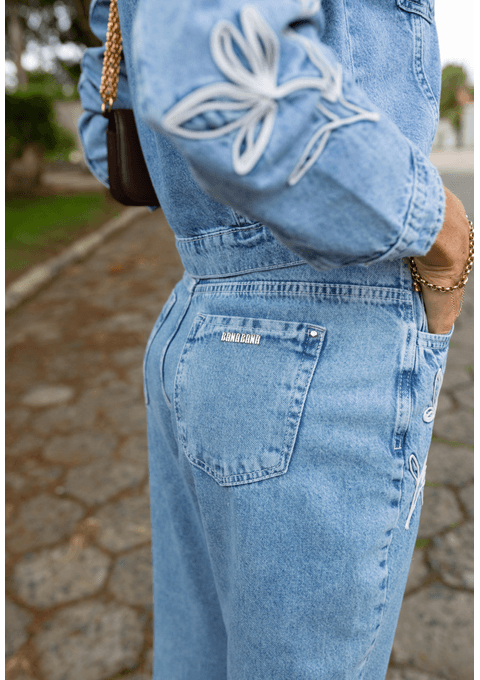 Calça Jeans Mom com Cintura Alta e Bordados Exclusivos