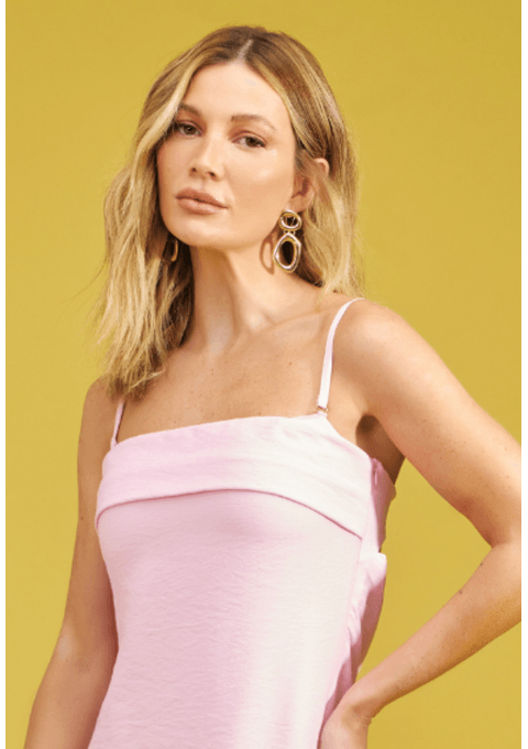 Vestido Curto com Alças Finas e Decote Reto