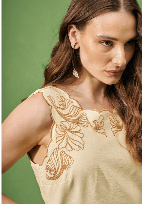 Vestido Curto com Bordado Lateral Floral