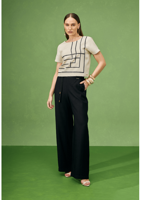 T-Shirt com Estampa Geométrica Localizada