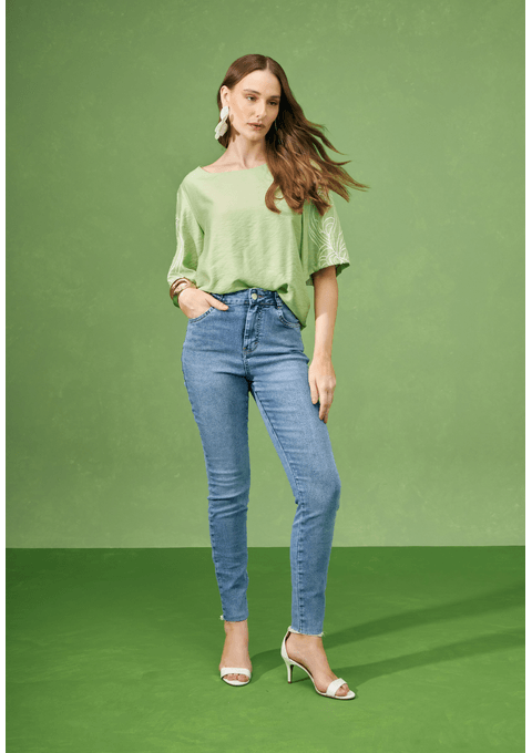 T-shirt com Manga Bordada