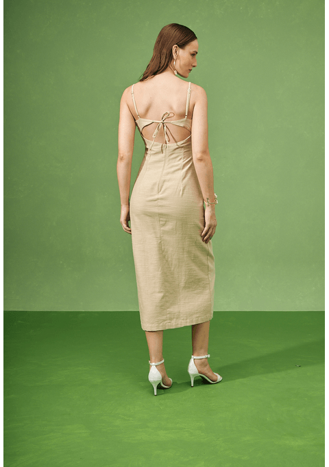 Vestido com Fenda e Decote Reto