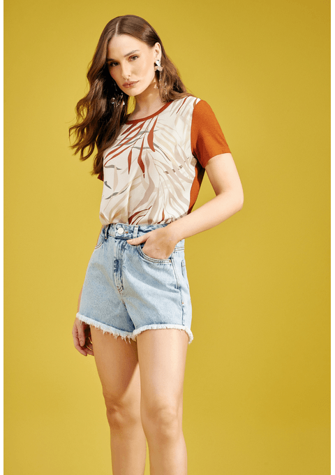 Shorts Jeans Mom com Lavagem Clara e Barra Desfiada