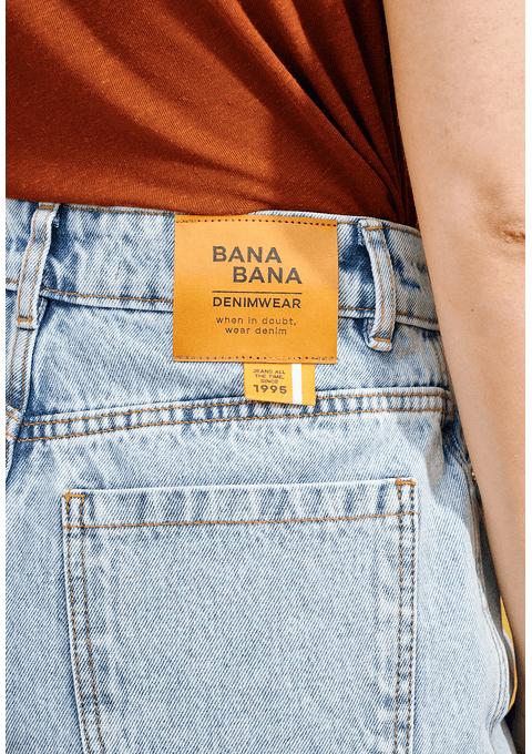 Shorts Jeans Mom com Lavagem Clara e Barra Desfiada