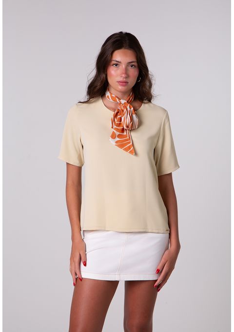 T-Shirt Reta com Detalhe de Lenço